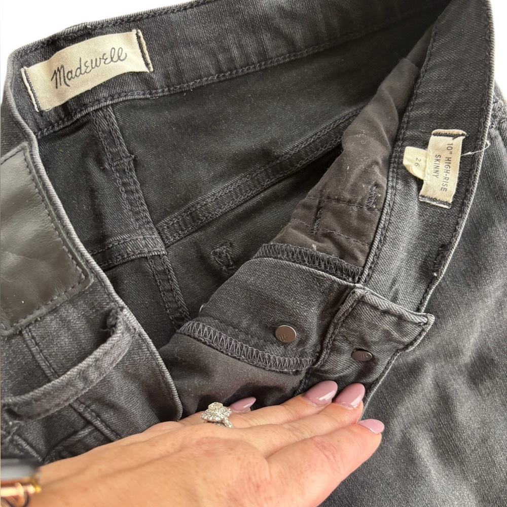 Madewell Women's 10" High-Rise Skinny Jean Black Frayed Hem Button Fly Size 26 - Picture 4 of 6